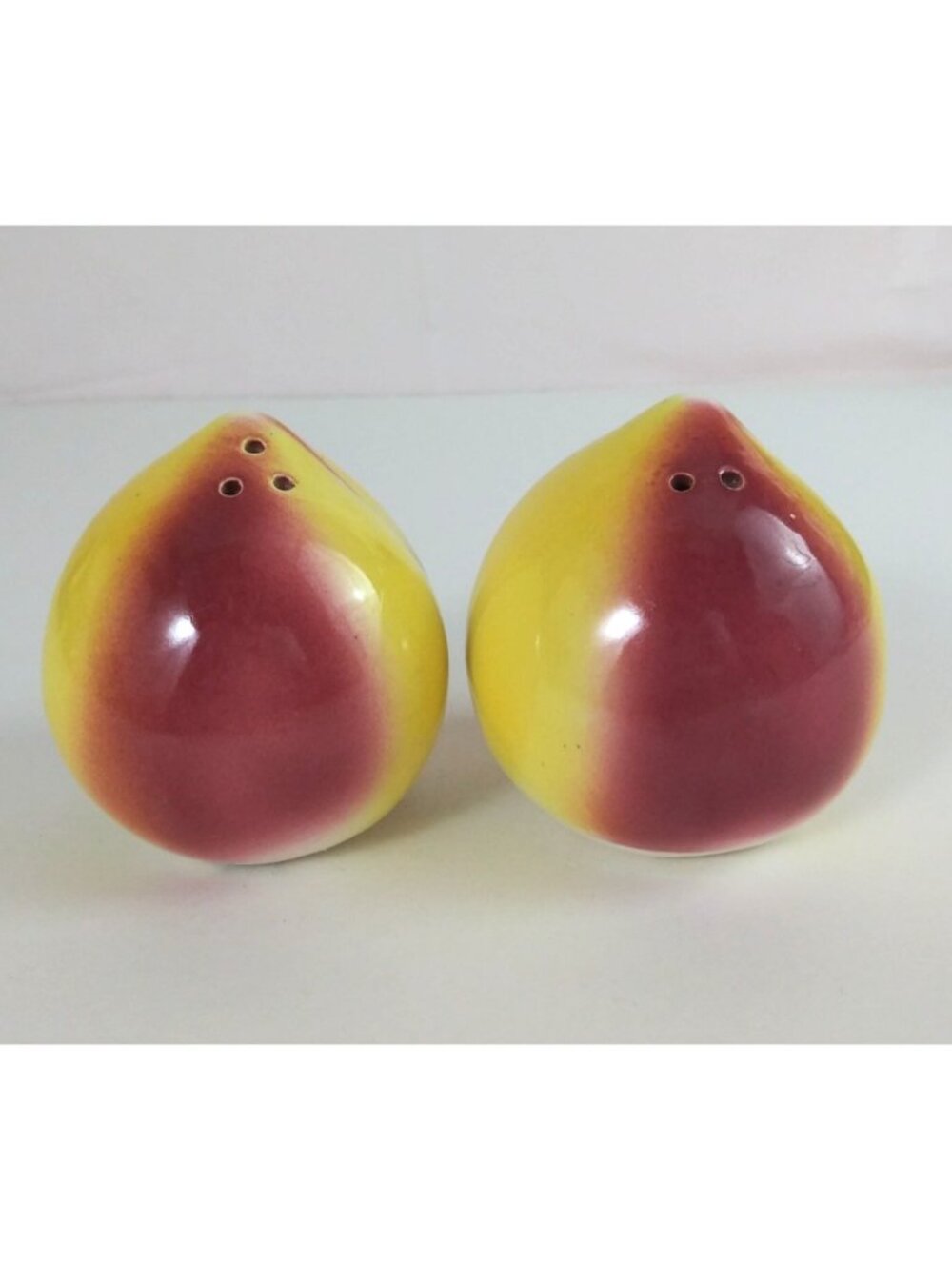 Vintage Shiny Ripe Peaches Salt & Pepper Shakers Japan